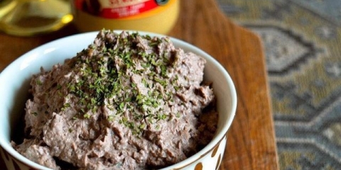 Kako kuvati domaću paštetu od juneće jetre: u rerni, spori šporet